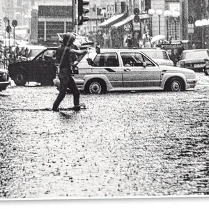 Um 1990 steht die Poststraße unter Wasser. Ein Passant trägt einen Kinderwagen und watet Richtung Große Bleichen.
