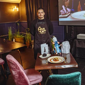 Dragan Selimovic (22) in seinem Lokal „Eat the Film“ in Eimsbüttel