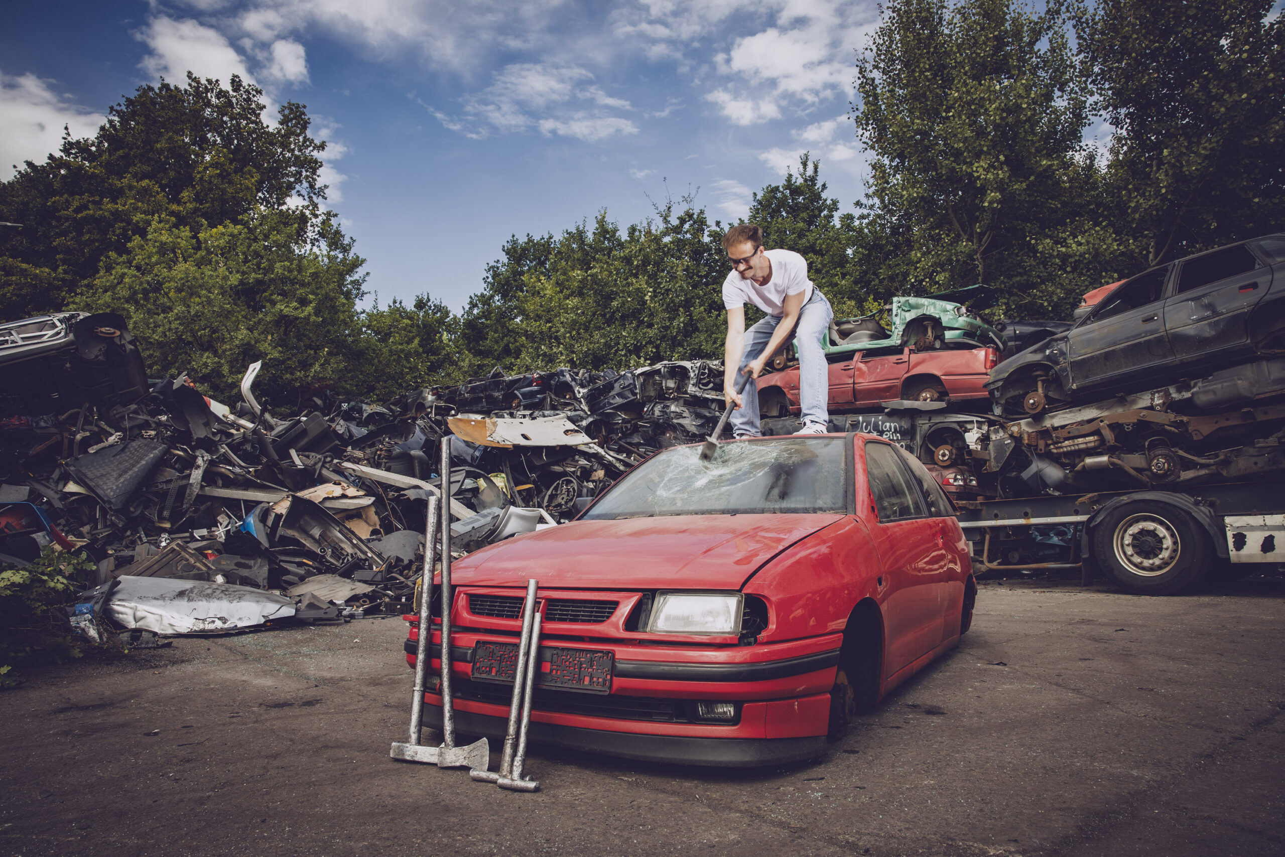 Eine Szene wie aus Stephen Kings Kult-Horrorfilm „Christine“. Der Hieb in die Windschutzscheibe soll nur der Beginn des „Car-Crasher“-Events sein.