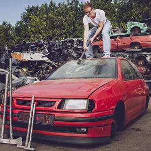 Eine Szene wie aus Stephen Kings Kult-Horrorfilm „Christine“. Der Hieb in die Windschutzscheibe soll nur der Beginn des „Car-Crasher“-Events sein.