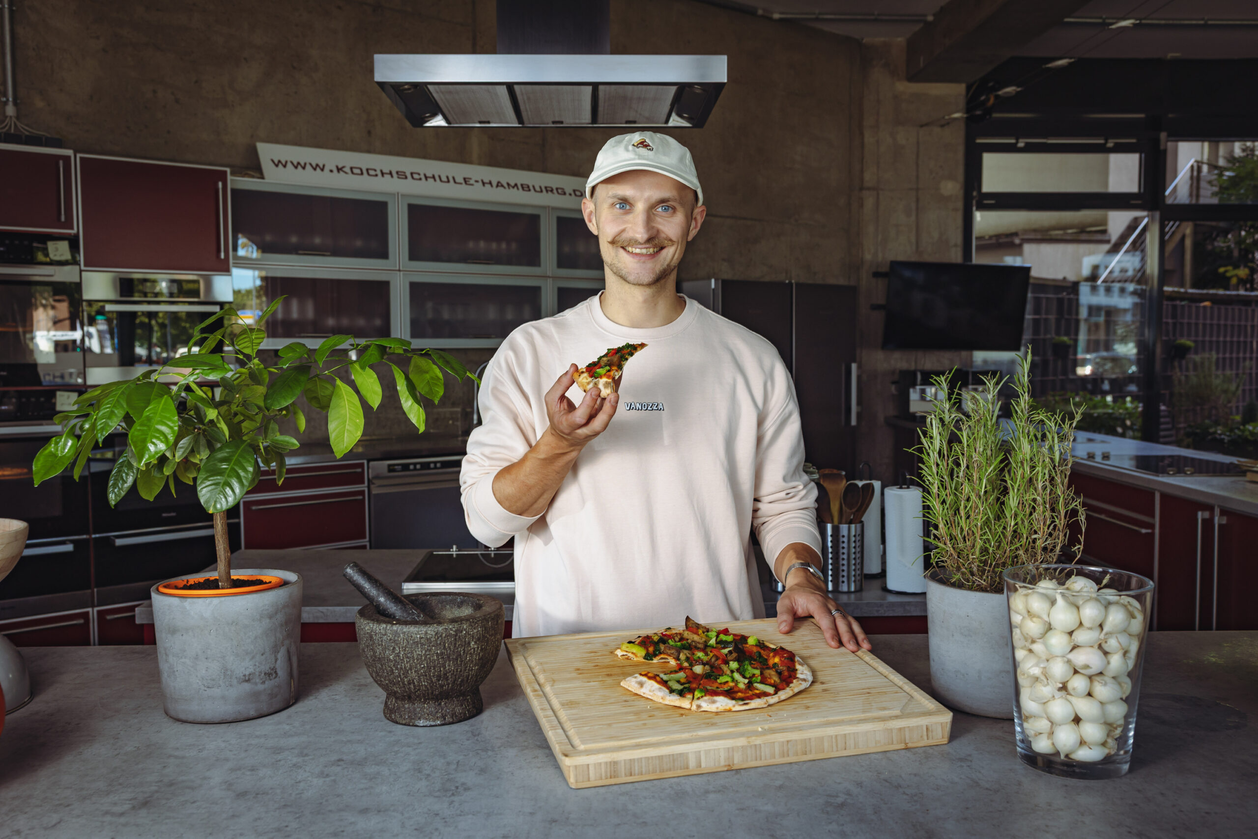 Nico Hansen „Vanozza" mit einer veganen Pizza.