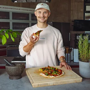 Nico Hansen „Vanozza" mit einer veganen Pizza.