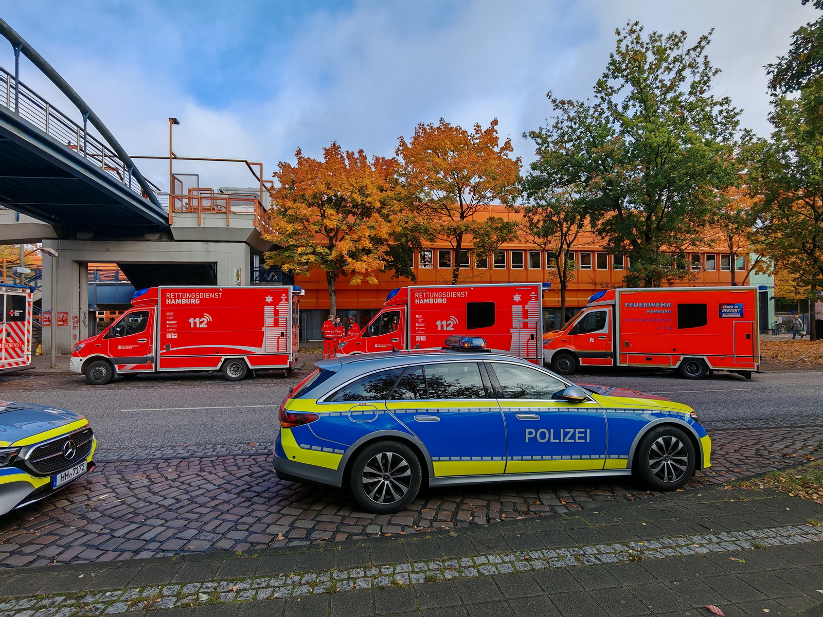Einsatzfahrzeuge vor der Stadtteilschule Mümmelmannsberg.