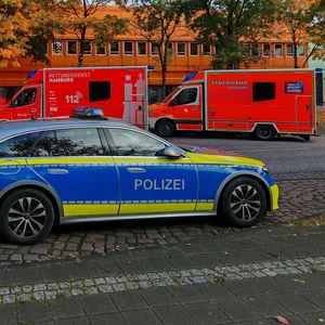 Einsatzfahrzeuge vor der Stadtteilschule Mümmelmannsberg.