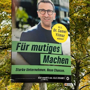 Wahlplakat von Samet Yilmaz, Kieler Oberbürgermeister-Kandidat der Grünen.