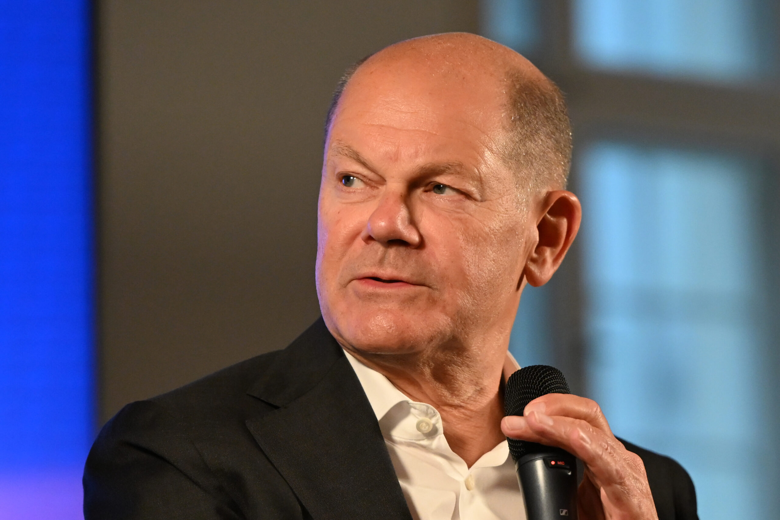 Olaf Scholz bei einem öffentlichen Auftritt – seine Hamburger Wohnung sorgt wegen hoher Sicherheitskosten für Diskussionen.