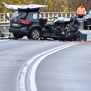 Eines der Unfallautos steht auf der Brücke über den Mittellandkanal.