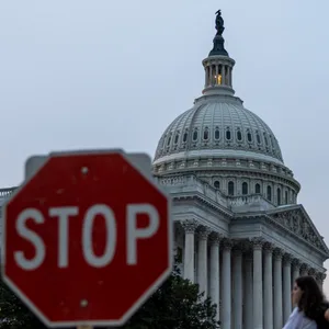 StDas US-Kapitol in Washington ist hinter einem Stoppschild zu sehen.