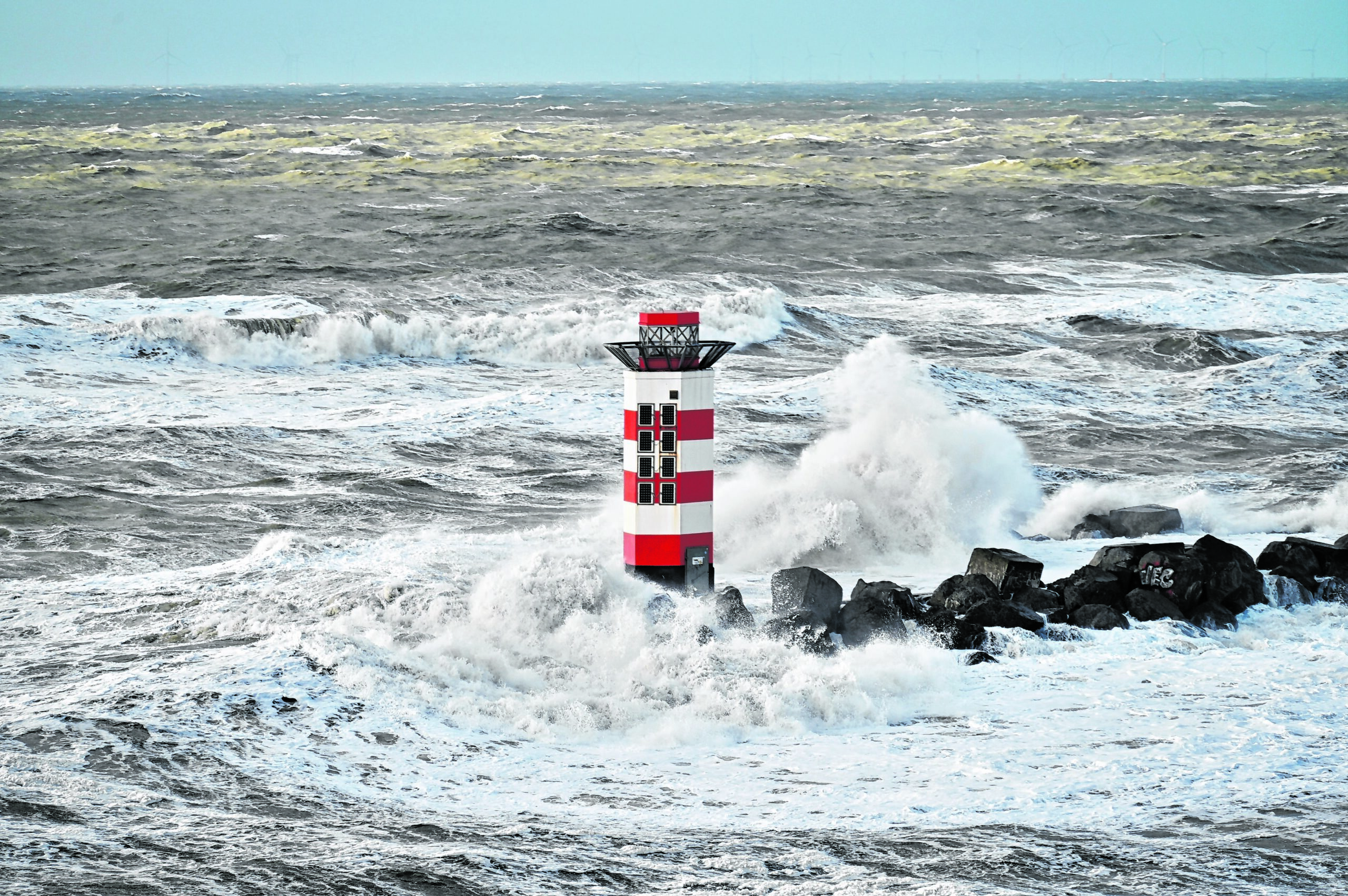 Heftiger Wellengang an der Küste von IJmuiden.