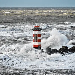 Heftiger Wellengang an der Küste von IJmuiden.