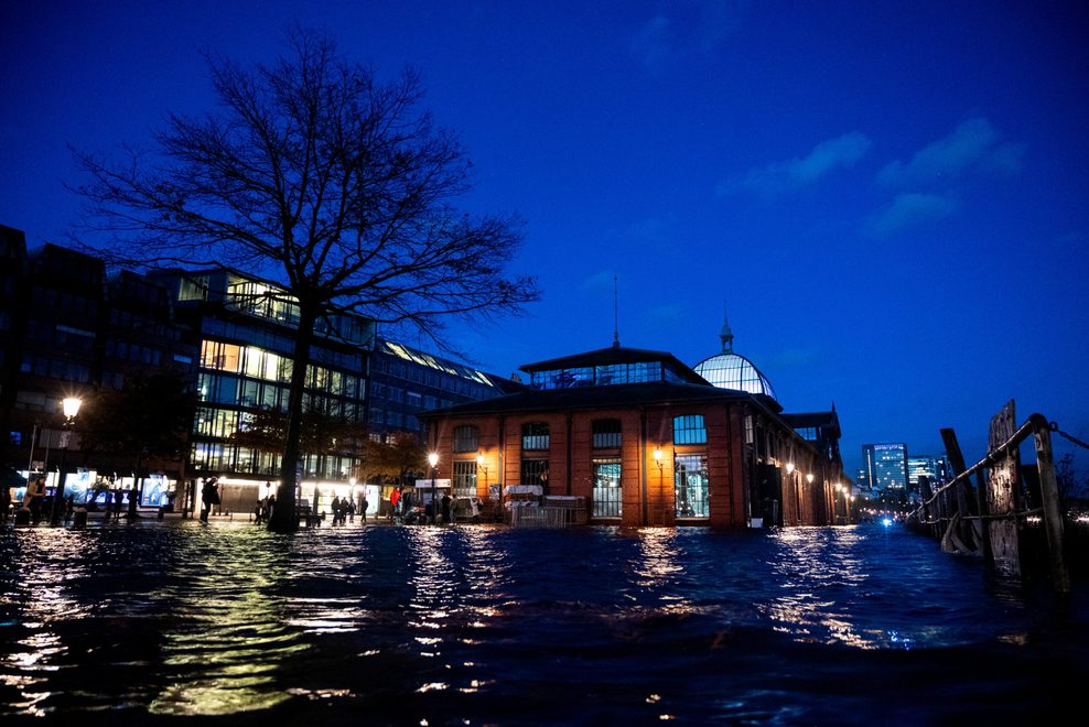 Bereits am Freitagabend hatte eine Sturmflut den Fischmarkt überflutet.