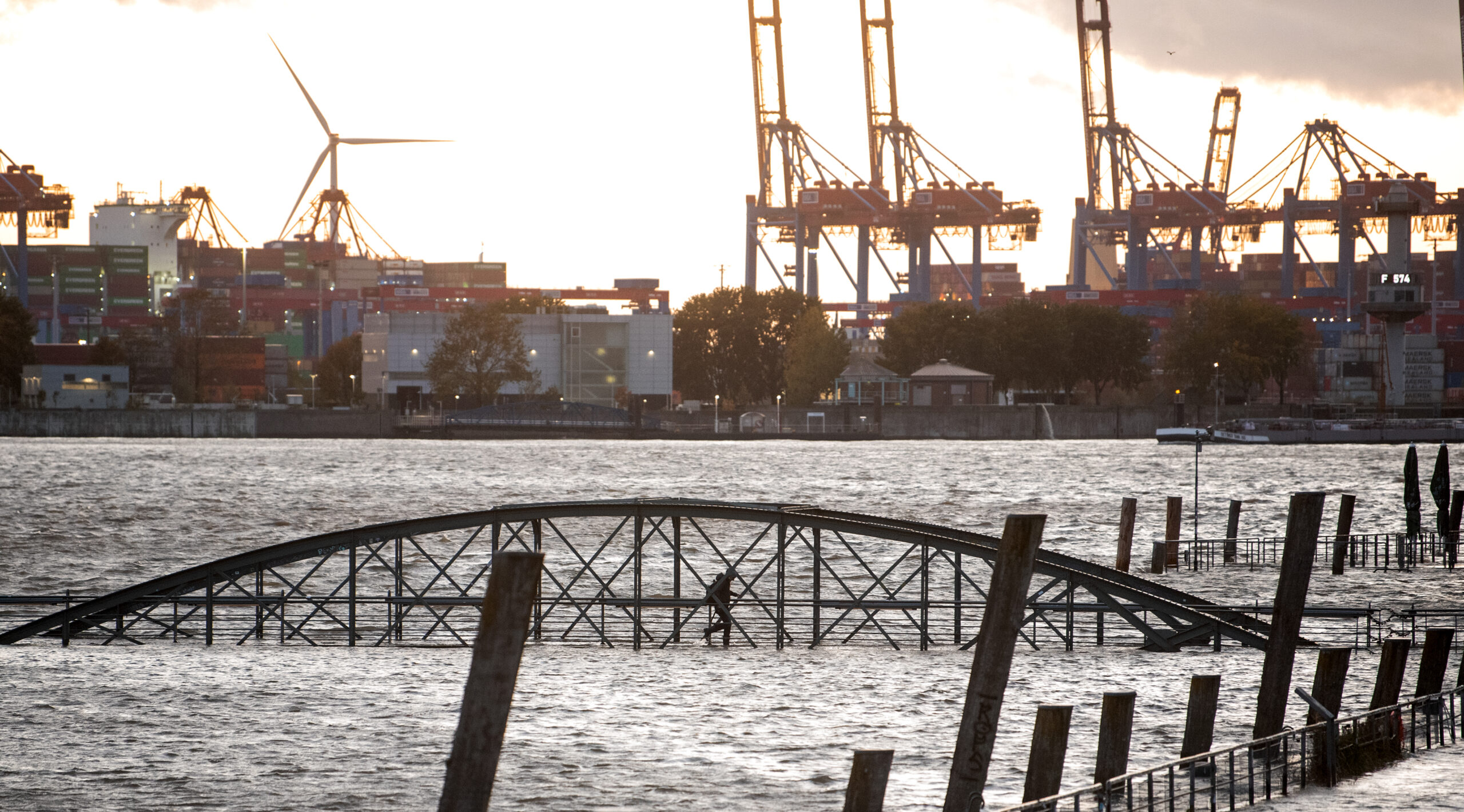 Brücke unter Wasser