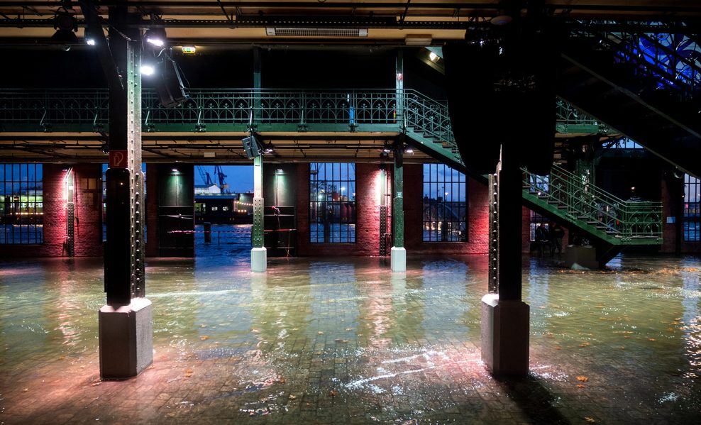 Fischauktionshalle von innen unter Wasser