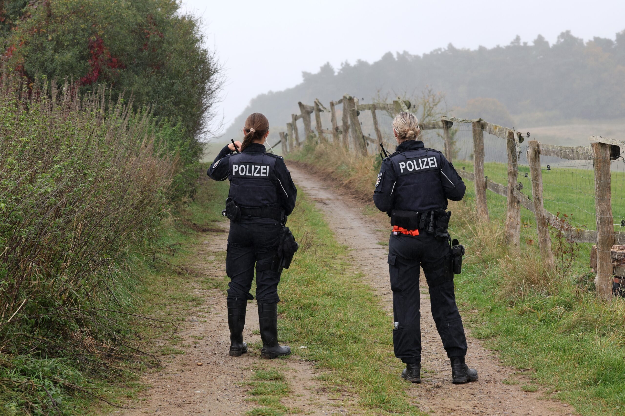 Polizistinnen sperren einen Weg zum Fundort der Kinderleiche bei Klein Upahl nahe Güstrow.