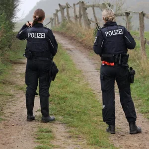 Polizistinnen sperren einen Weg zum Fundort der Kinderleiche bei Klein Upahl nahe Güstrow.