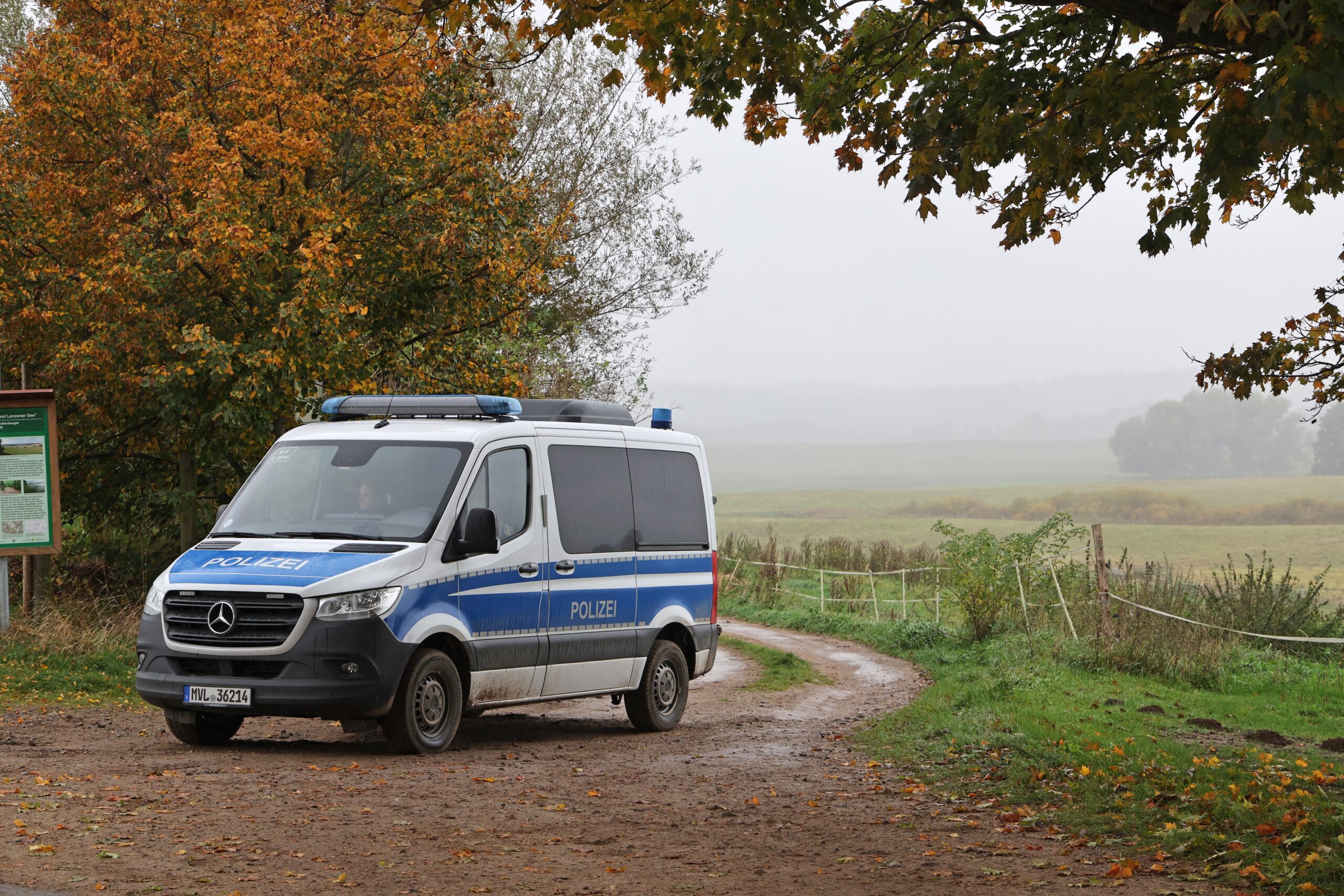 Ein Polizeifahrzeug versperrt einen Weg zum Fundort einer Kinderleiche in Klein Upahl bei Güstrow.