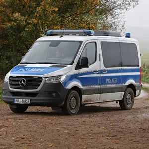 Ein Polizeifahrzeug versperrt einen Weg zum Fundort einer Kinderleiche in Klein Upahl bei Güstrow.
