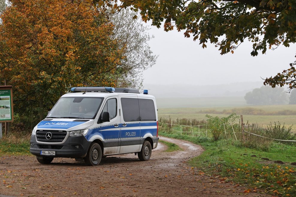 Ein Polizeifahrzeug versperrt einen Weg zum Fundort einer Kinderleiche in Klein Upahl bei Güstrow.