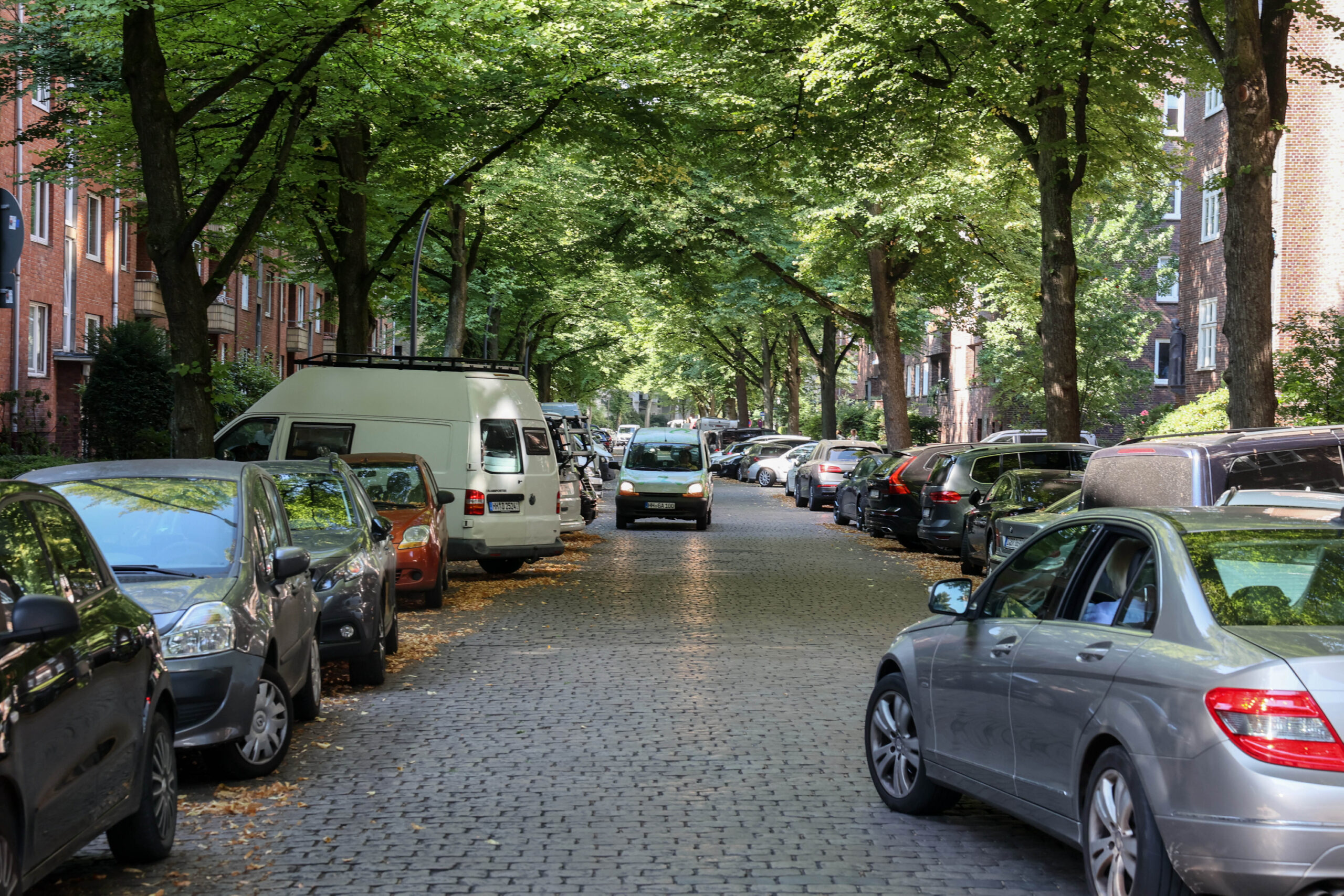Kein Parkplatz mehr frei – Bilder wie diese gibt es aus allen Hamburger Bezirken.