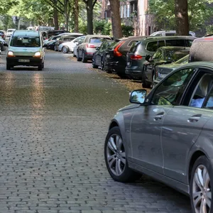 Kein Parkplatz mehr frei – Bilder wie diese gibt es aus allen Hamburger Bezirken.