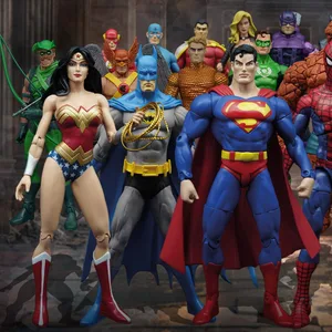 Superhelden-Figuren stehen nebeneinander