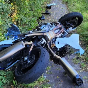 Das Motorrad wurde bei dem Unfall zerstört. Es war erst wenige Monate alt.
