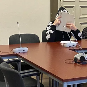 Der Angeklagte A. (33) sitzt neben seinem Anwalt. Er muss sich wegen schwerer Körperverletzung mit einem Messer vor Gericht verantworten.