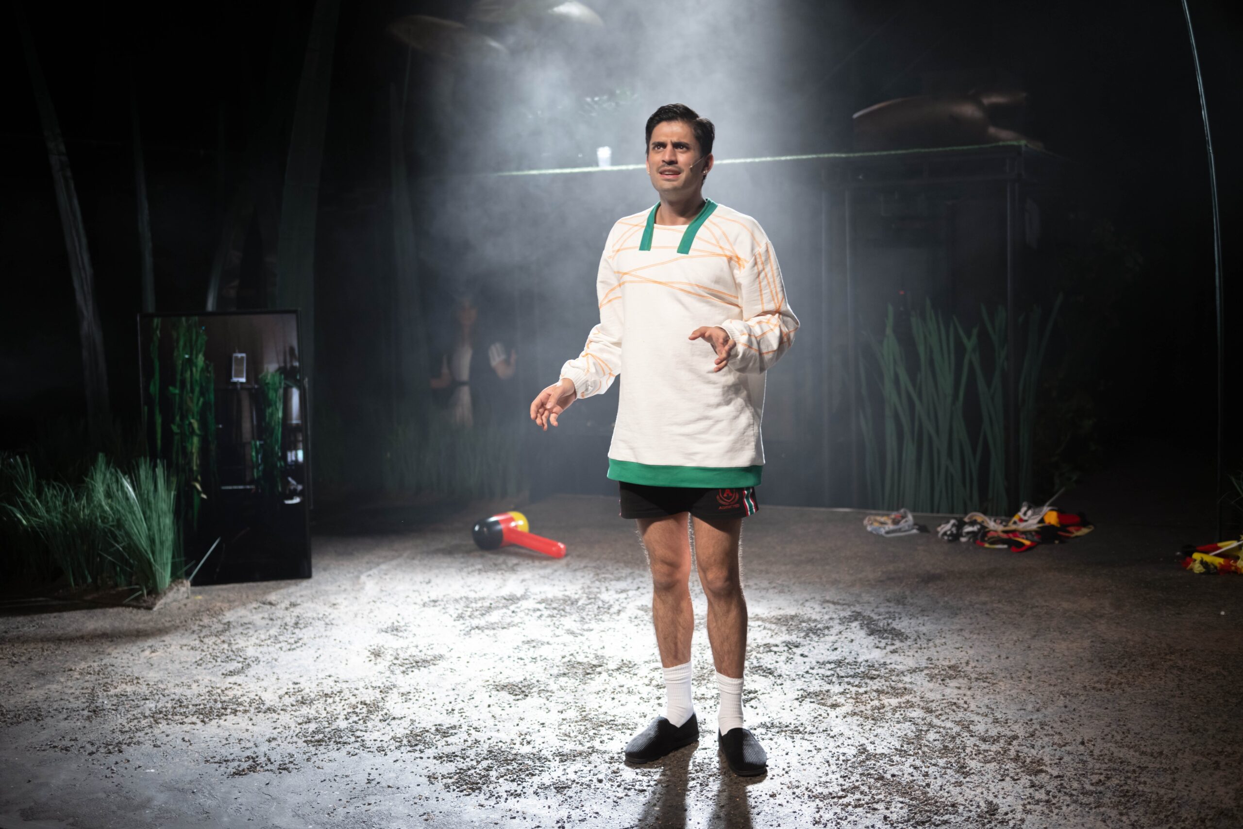 Ruben Sabel als Mesut Özil im Bremer Theaterstück „Der Zauberer von Öz – Eine Fußballtragödie“.
