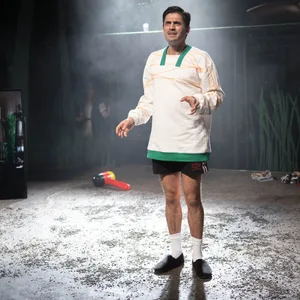 Ruben Sabel als Mesut Özil im Bremer Theaterstück „Der Zauberer von Öz – Eine Fußballtragödie“.