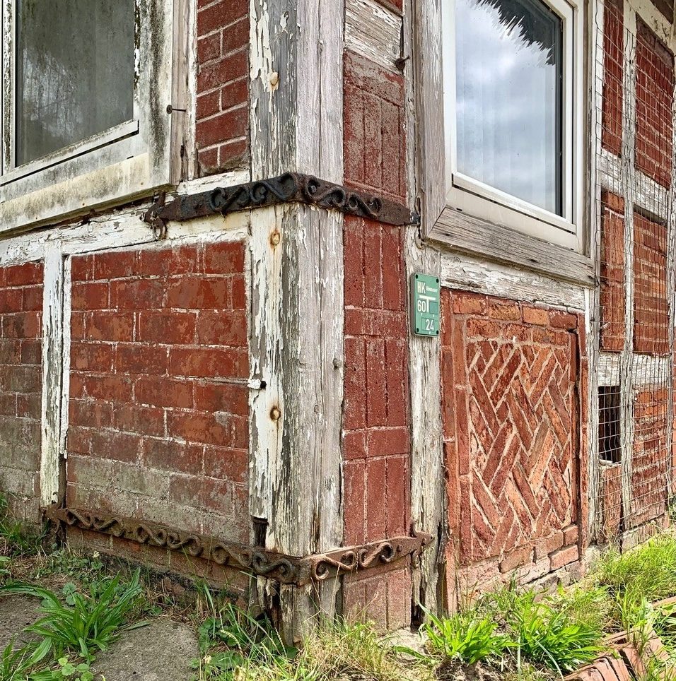 Das Haus hat eine besondere Details, wie Scharniere mit Muster eingraviert oder im Fischgretenmuster angeordnete Backsteine.