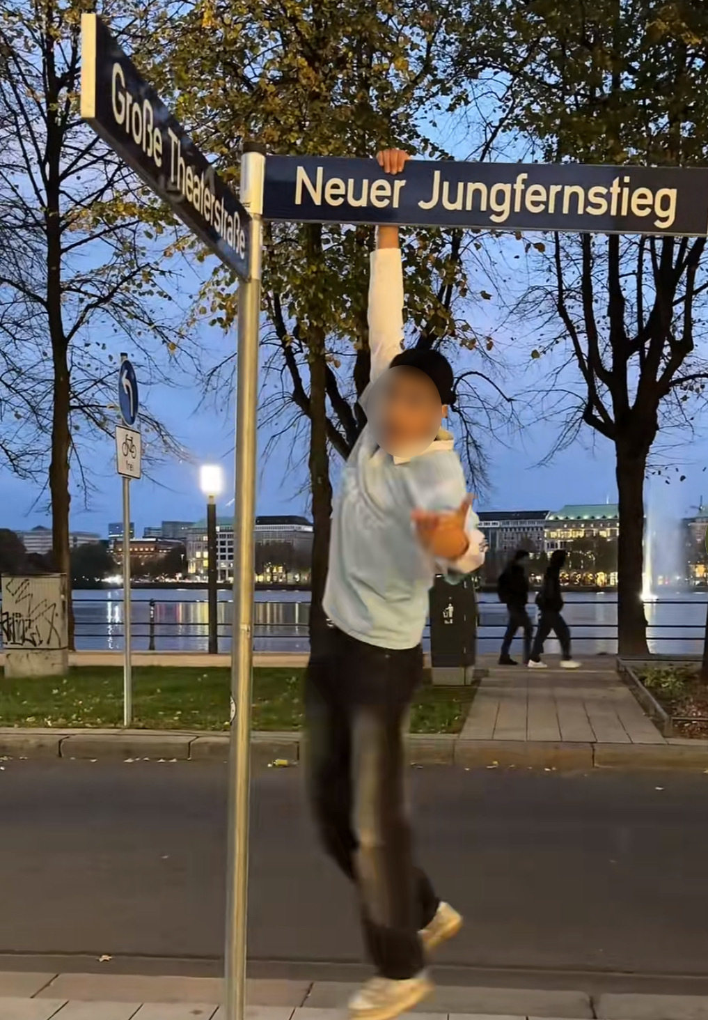 Einer der TikTok-Nutzer, die sich in Hamburg an der „Maui Wowie“-Challenge versuchen.