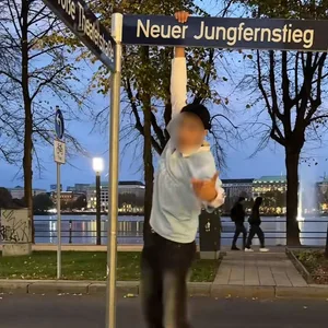 Einer der TikTok-Nutzer, die sich in Hamburg an der „Maui Wowie“-Challenge versuchen.