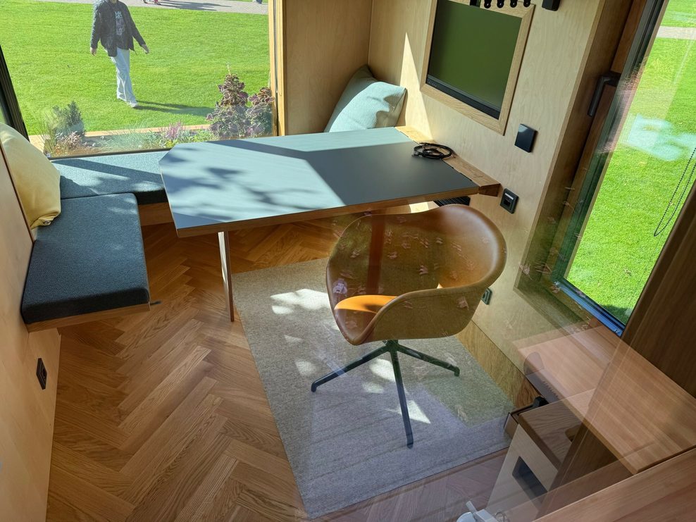 Das Foto zeigt das Innere von einem der beiden Tiny Houses, die zum Arbeiten und nicht zum Wohnen bereitstehen.