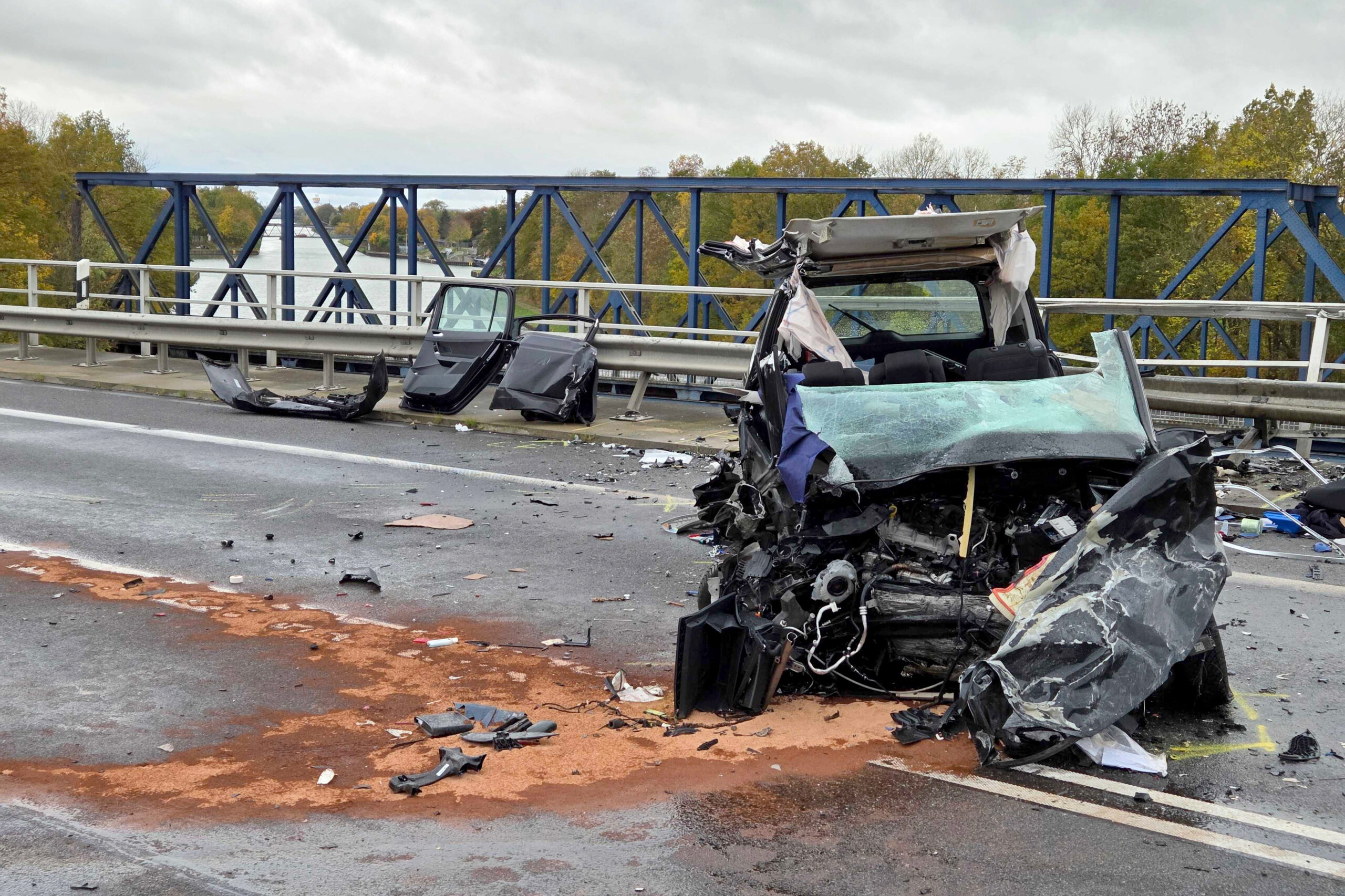 Die Unfallstelle auf der B4 in Braunschweig auf einer Brücke über den Mittellandkanal.