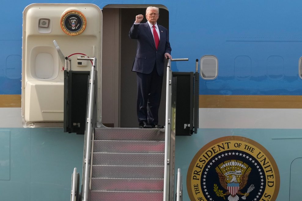 US-Präsident Donald Trump besteigt in Südkorea die Air Force One.