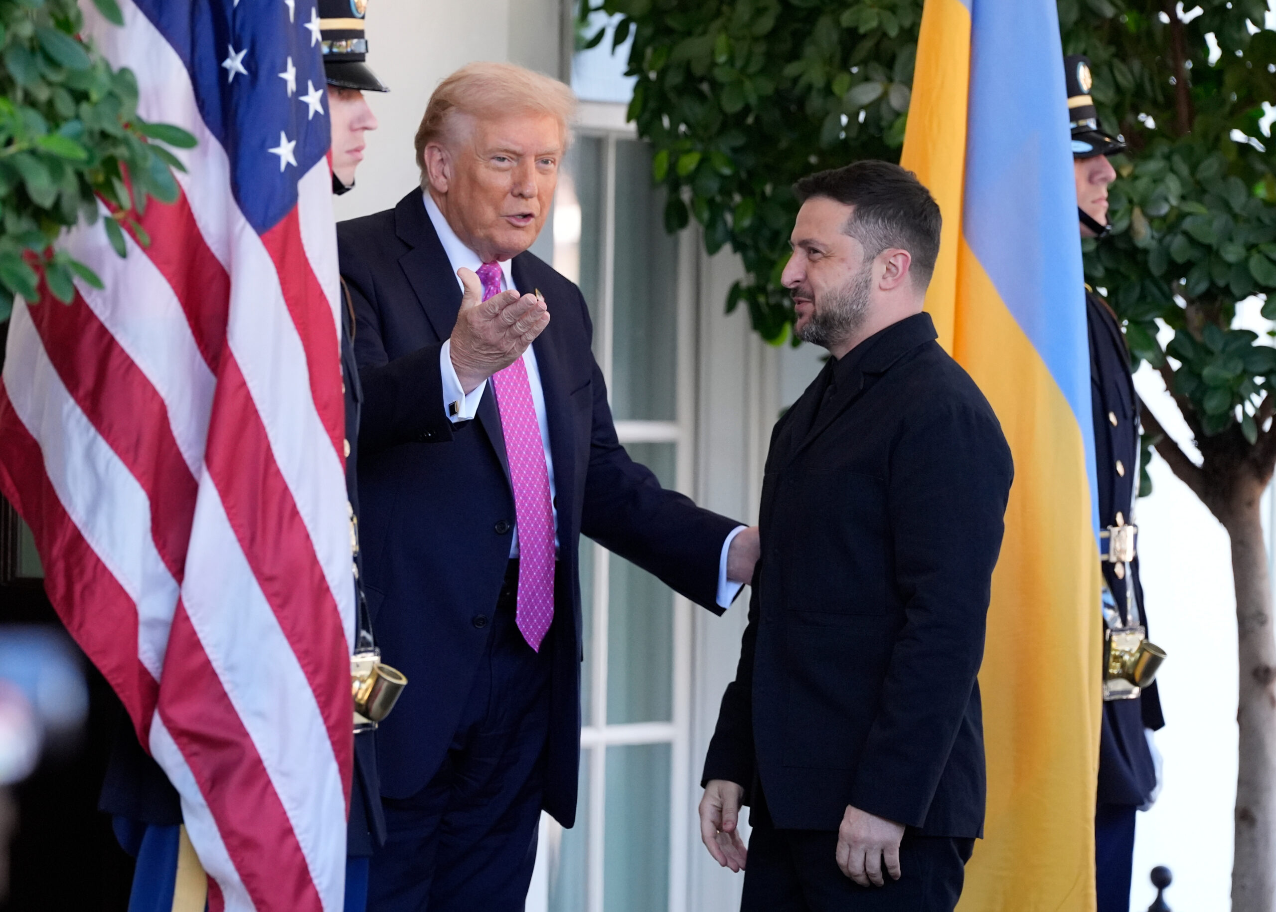 Präsident Donald Trump (l) begrüsst den ukrainischen Präsidenten Wolodymyr Selenskyj vor dem Weißen Haus