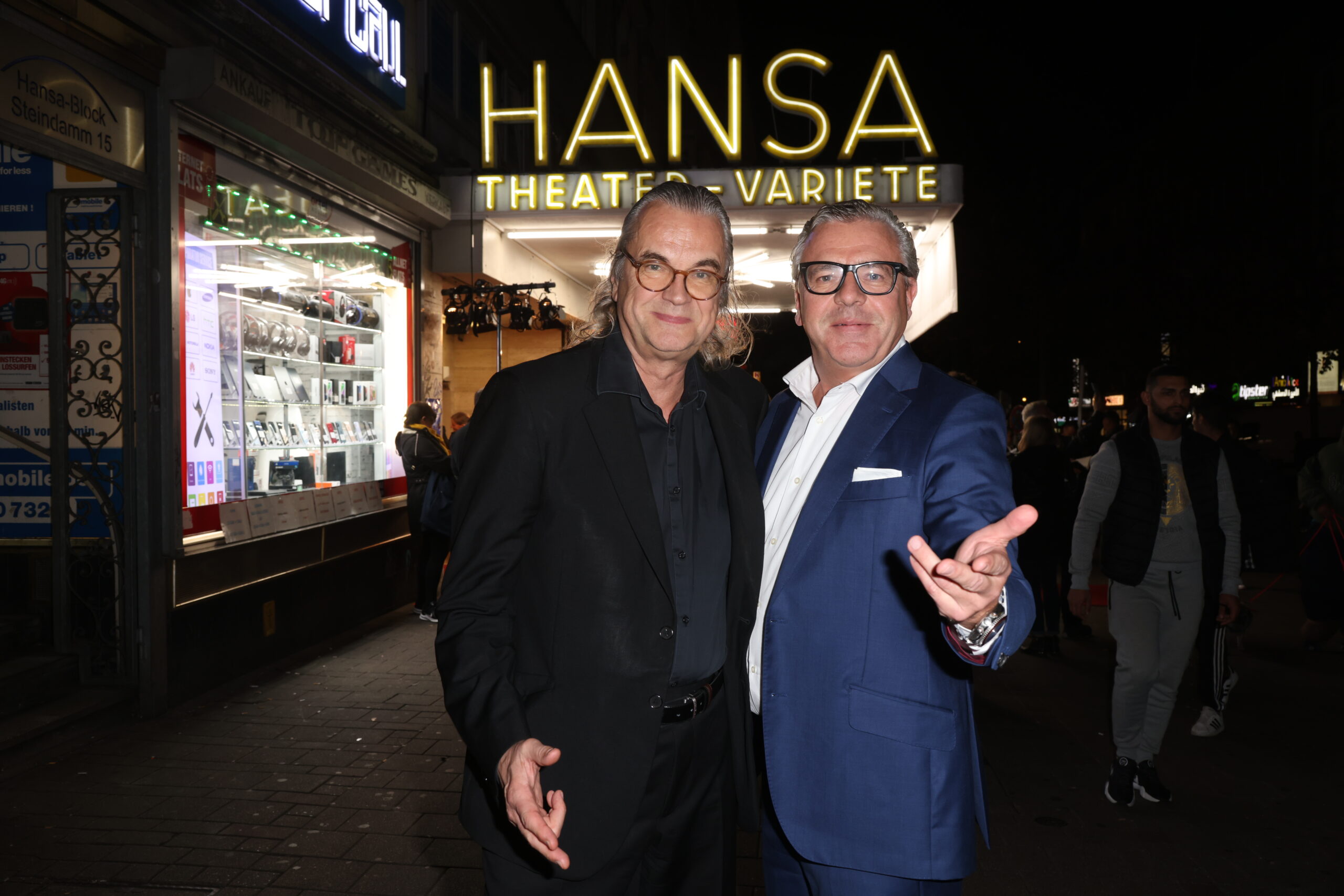 Ulrich Waller und Thomas Collien stehen vor dem Hamburger Hansa-Theater