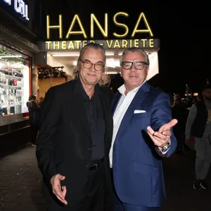Ulrich Waller und Thomas Collien stehen vor dem Hamburger Hansa-Theater
