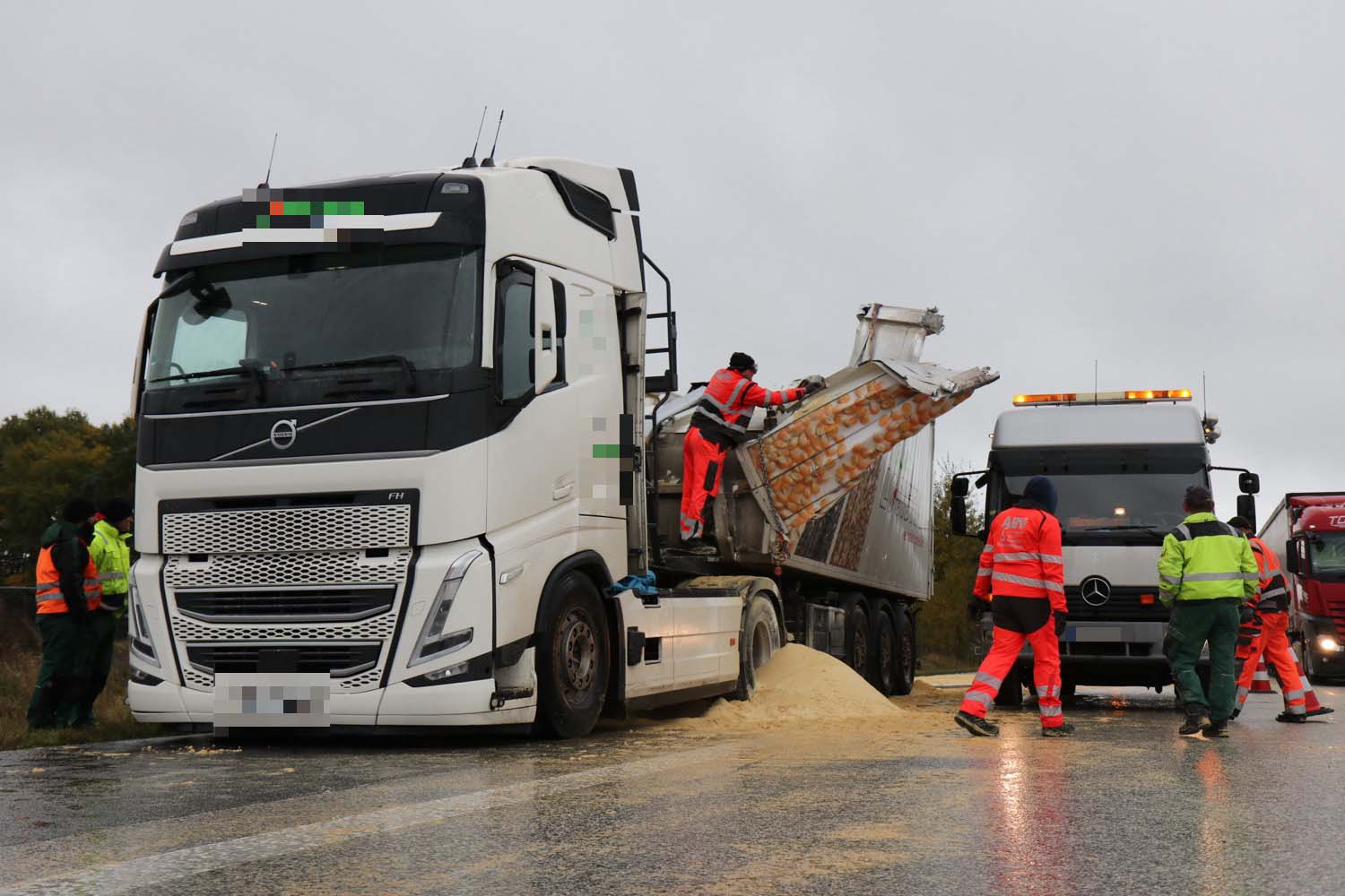 Lkw-auflieger kollidiert auf A7 bei Lürschau mit Brücke – Autobahn Richtung Norden gesperrt