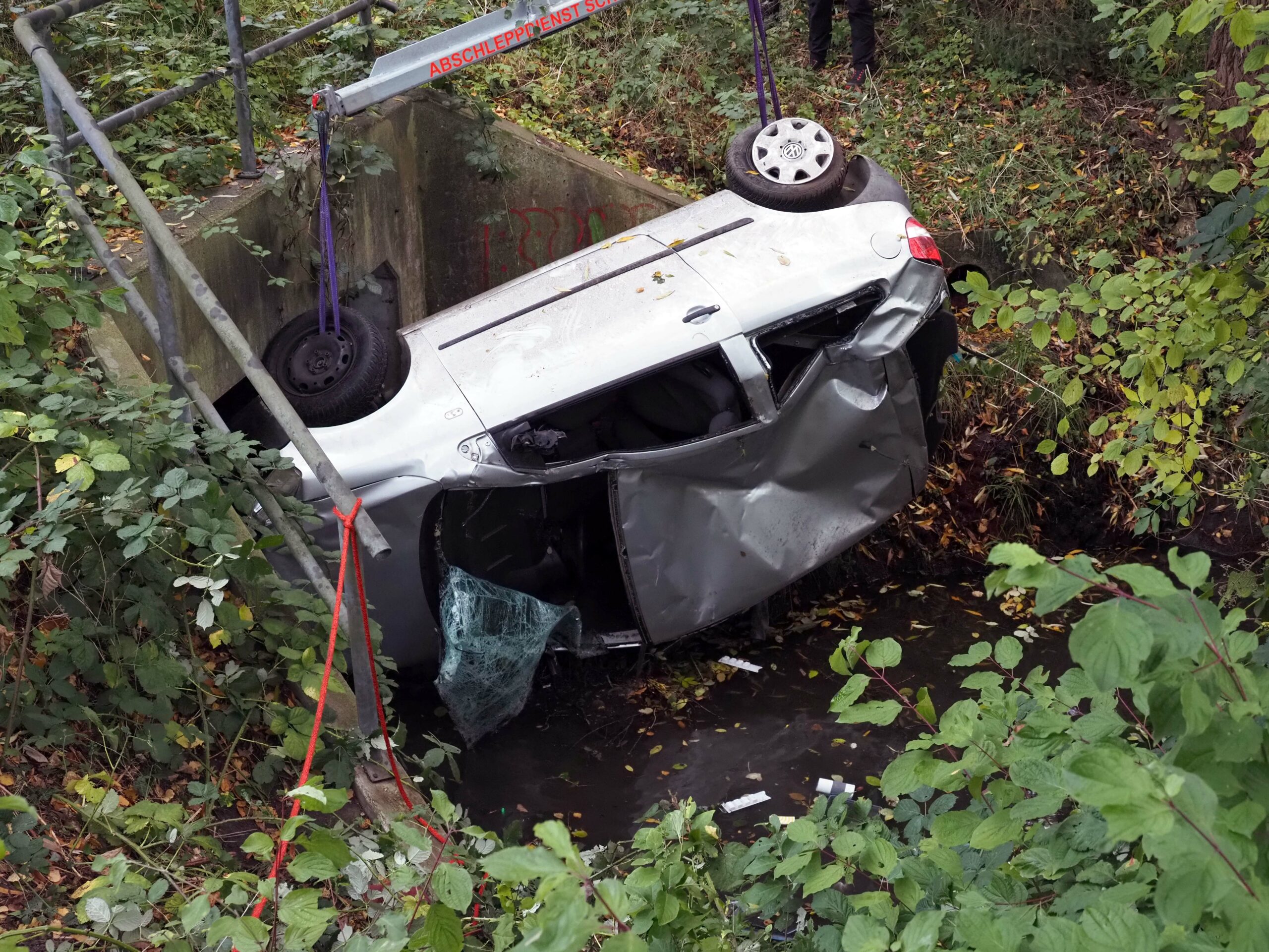 Tödlicher Unfall nahe Hamburg: Mann wird aus Auto gescleudert und stirbt