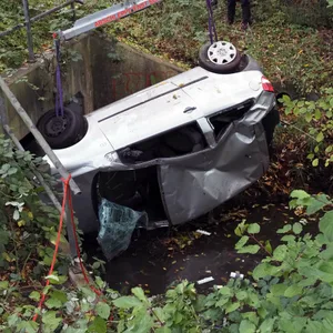 Tödlicher Unfall nahe Hamburg: Mann wird aus Auto gescleudert und stirbt