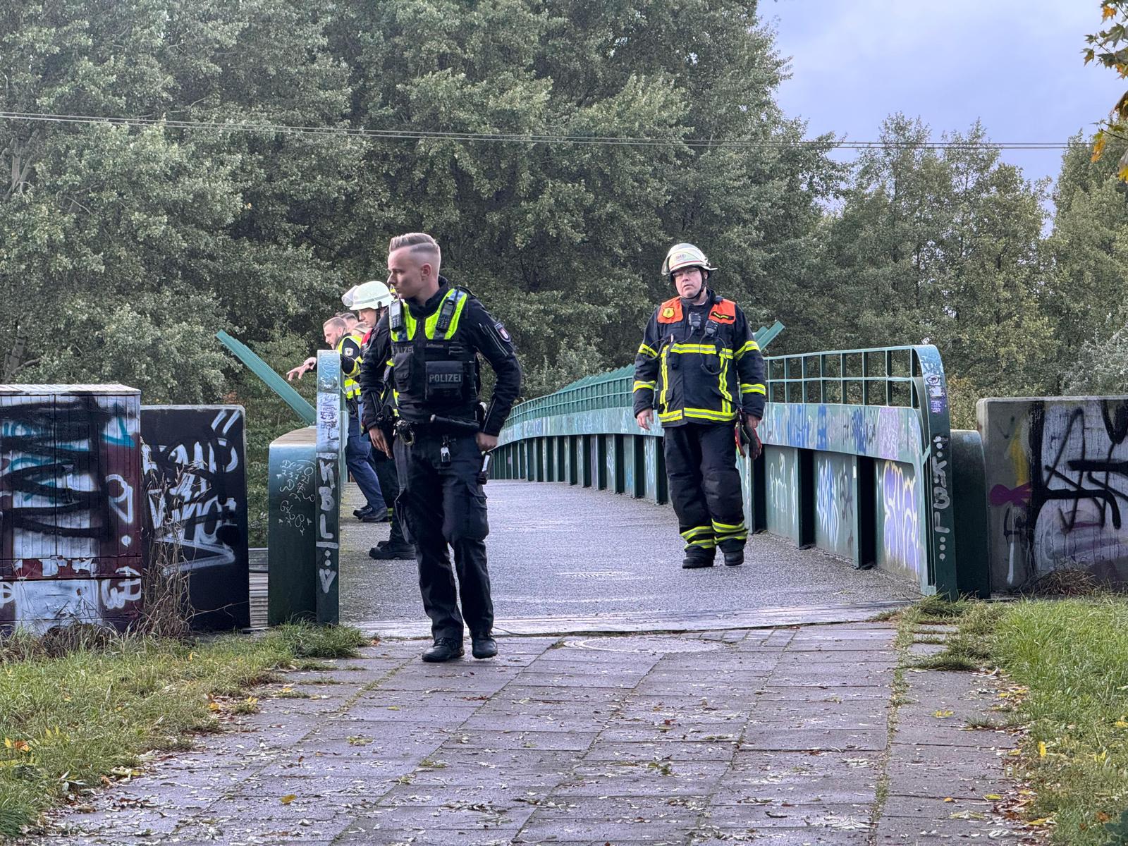 Einsatzkräfte an der Unfallstelle in Hamburg-Wilhelmsburg.
