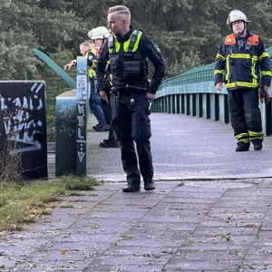 Einsatzkräfte an der Unfallstelle in Hamburg-Wilhelmsburg.