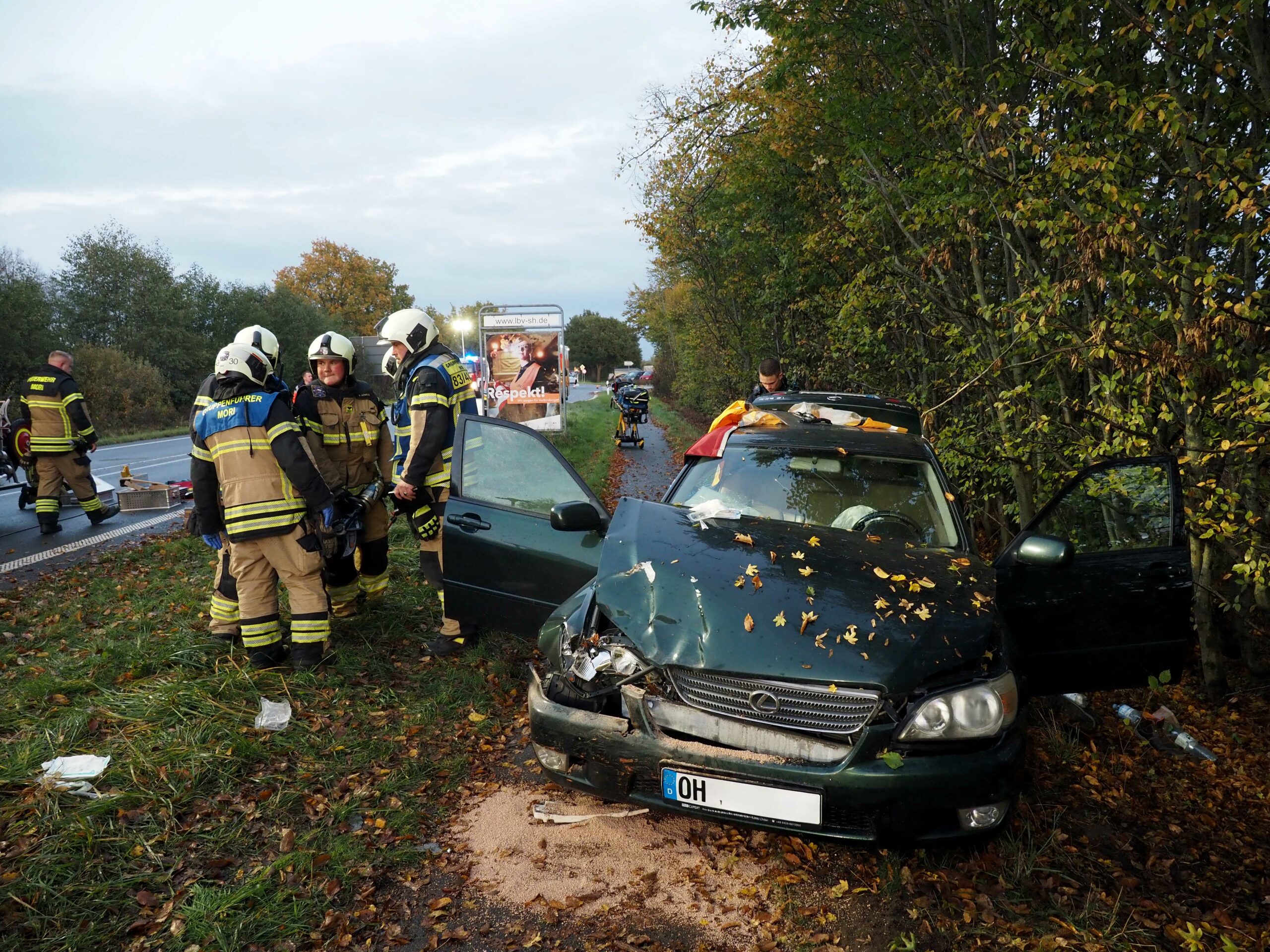 Der Fahrer prallte mit seinem Wagen gegen einen Baum.