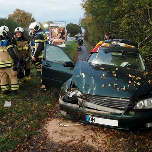 Der Fahrer prallte mit seinem Wagen gegen einen Baum.