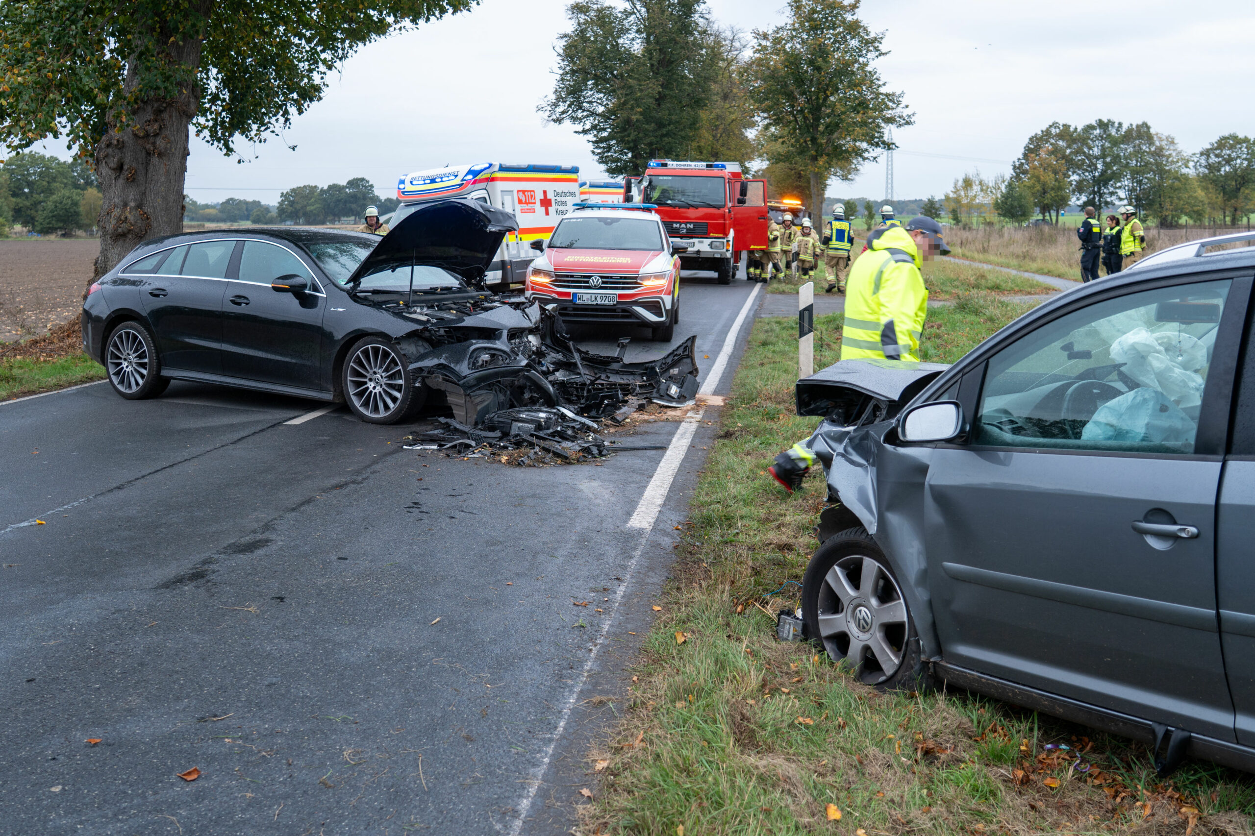 Schwerer Frontalcrash in Tostedt: Ein Mercedes-Fahrer geriet in den Gegenverkehr und krachte dort in einen VW.