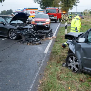 Schwerer Frontalcrash in Tostedt: Ein Mercedes-Fahrer geriet in den Gegenverkehr und krachte dort in einen VW.