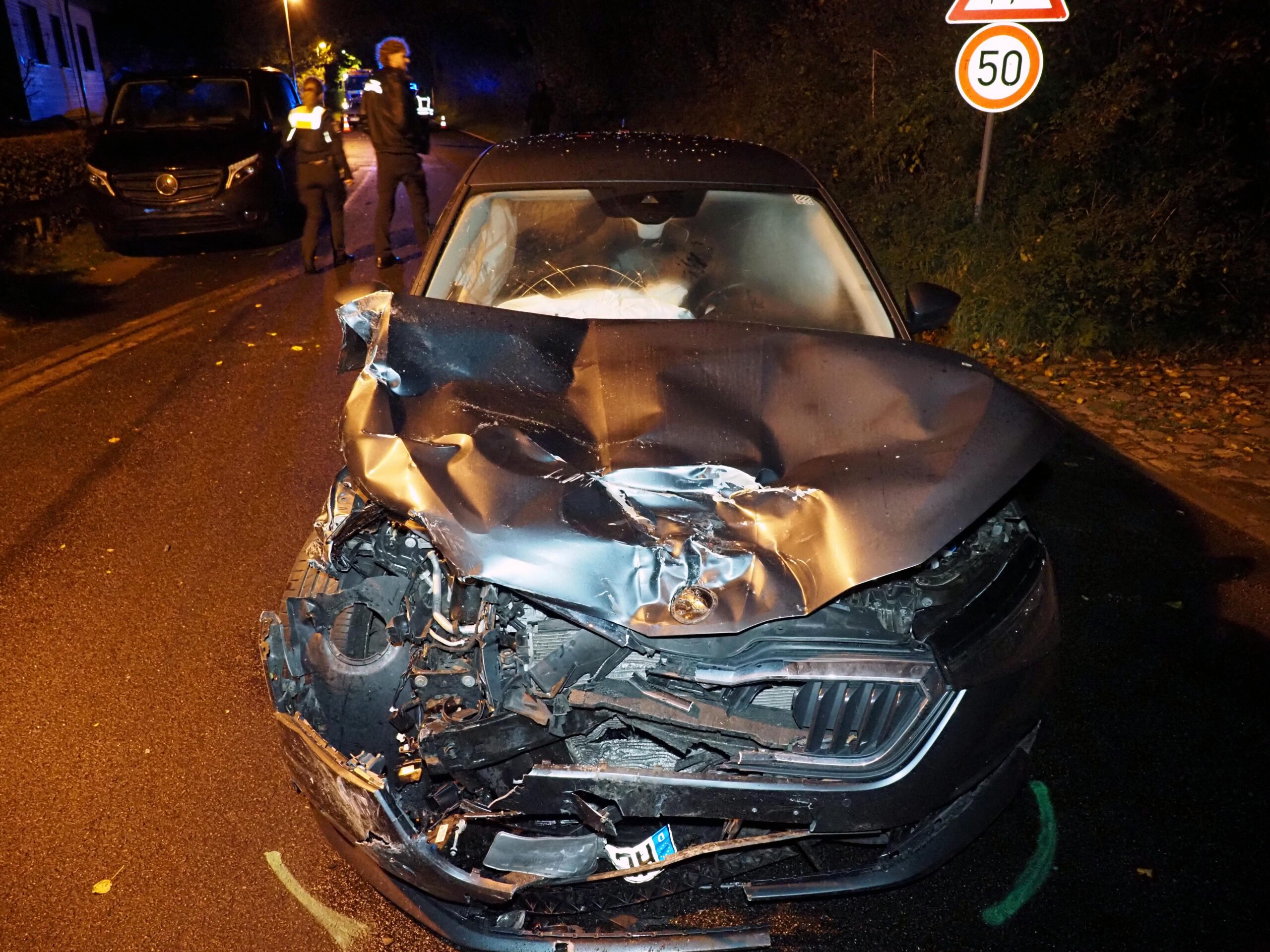 Betrunkener Autofahrer rast in parkende Autos – Lebensgefahr