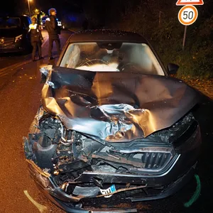 Betrunkener Autofahrer rast in parkende Autos – Lebensgefahr