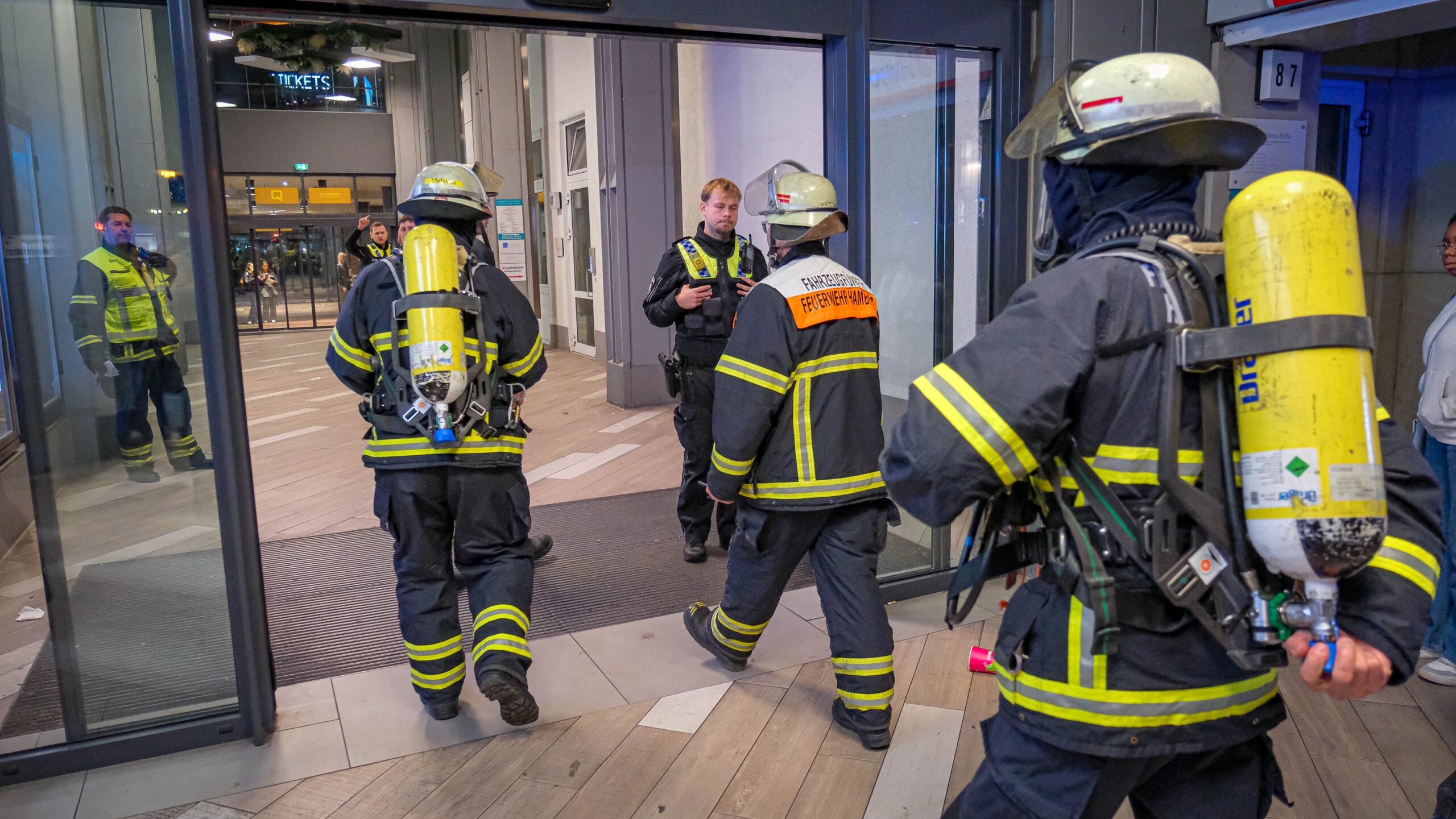 Feuerwehr- und Polizeikräfte am Eingang zum „Quarree“, in dem sich das „Cinemaxx“ befindet.